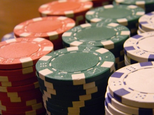 Pilas de fichas de casino de varios colores