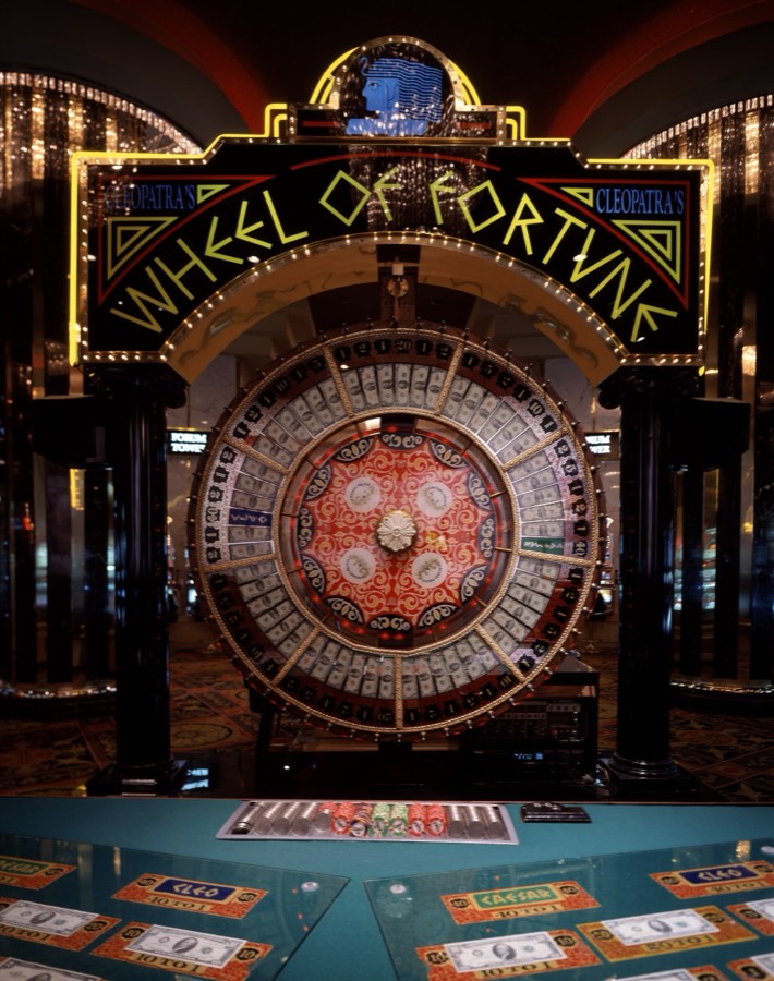 Rueda de la fortuna en la sala de un casino