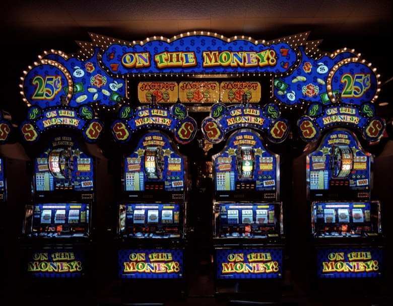 Fila de máquinas tragaperras en un casino
